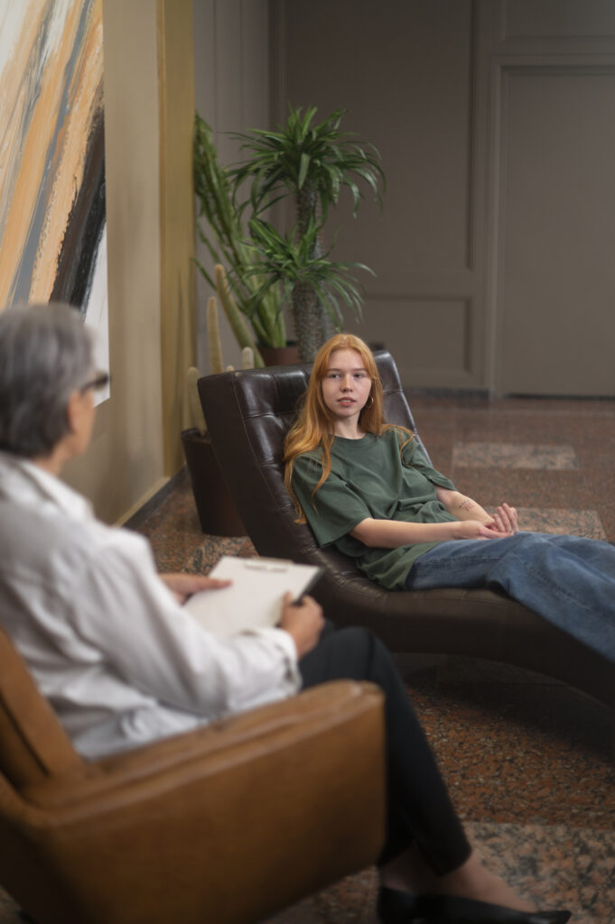 Danışanı Okumak Eğitimi 4 authentic scene young person undergoing psychological therapy